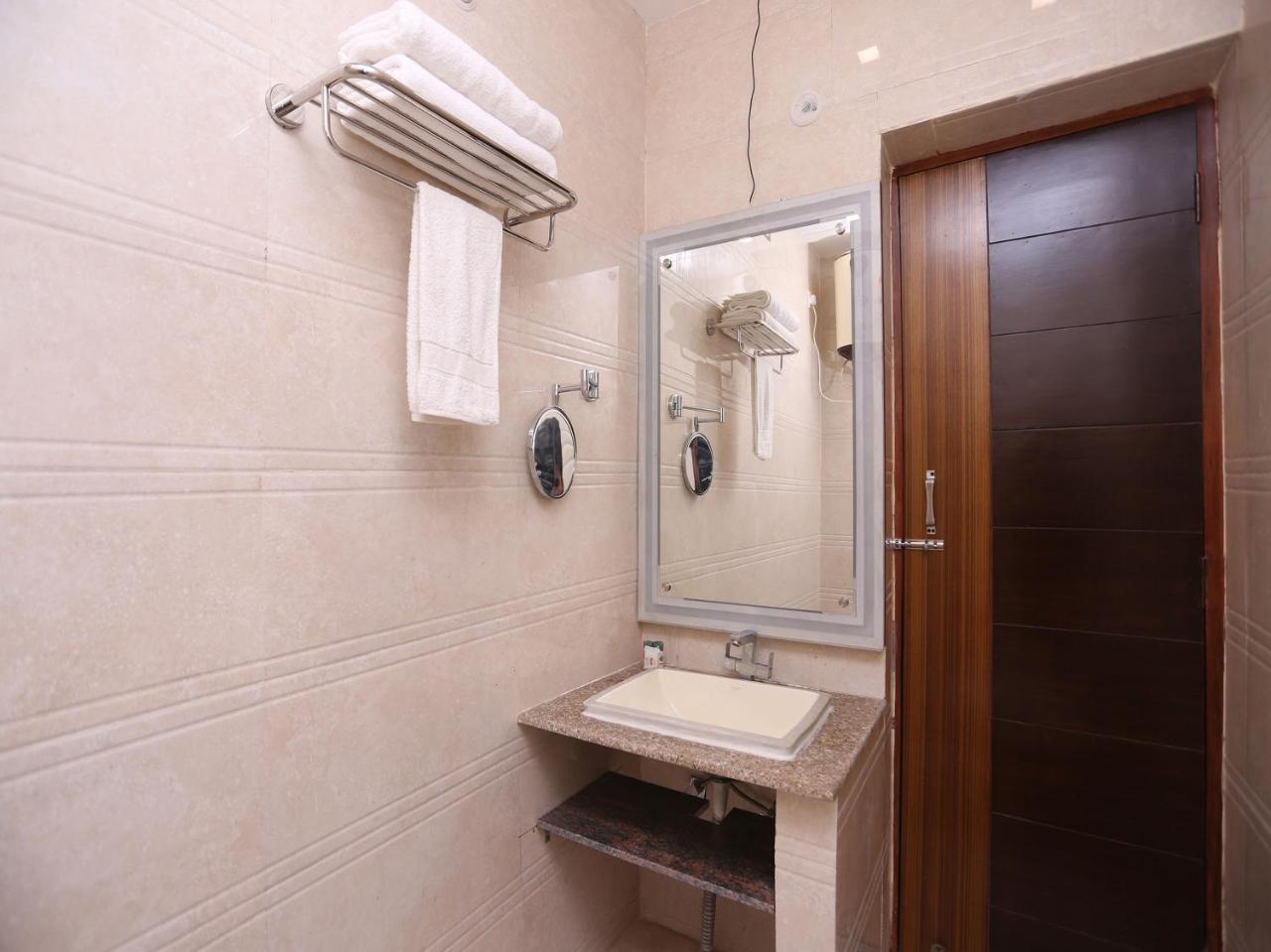Oyo 10448 Green View Home Stay Dehradun Dış mekan fotoğraf